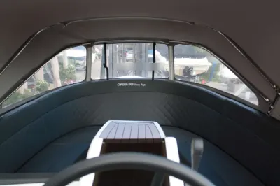 bootinterieur met rond zitgedeelte en ramen