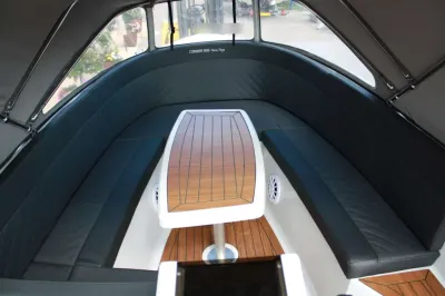 zitgedeelte van een tender met tafel