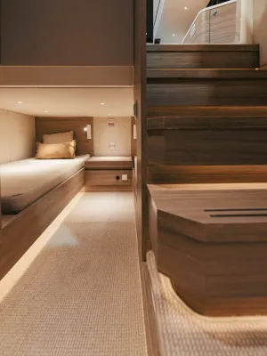 slaapcabine met houten trap en bed