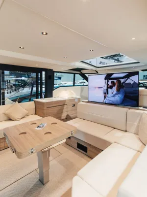 Interieur salon van motorjacht