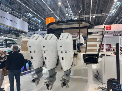 boot met drie buitenboordmotoren en zwemtrap