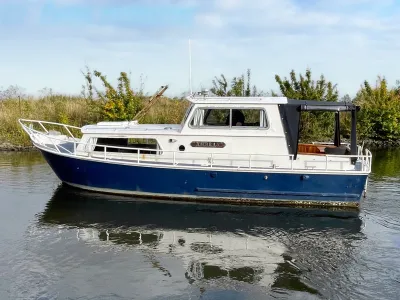 motorjacht op stil water bij oever