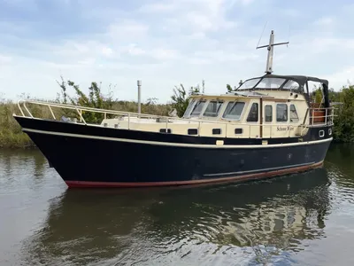 motorjacht aangemeerd in kanaal