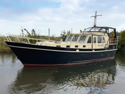 motorjacht aangemeerd in kanaal
