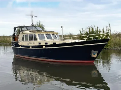 motorjacht afgemeerd in rustig water