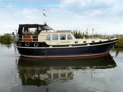 kotter afgemeerd in rustig water