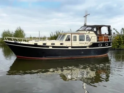 motorjacht aangemeerd met spiegeling in water