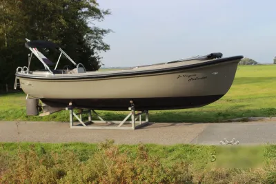 sloep op bokken naast gras en weg