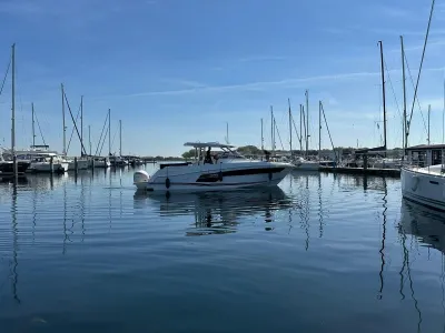 motorboot in een jachthaven