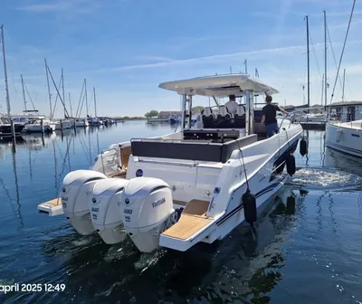 motorboot afgemeerd in jachthaven