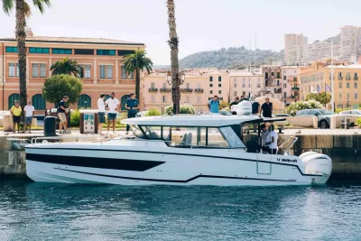 boot aangemeerd bij kade met gebouwen en mensen