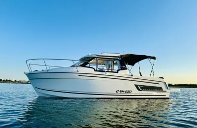 motorboot op stil water bij blauwe lucht