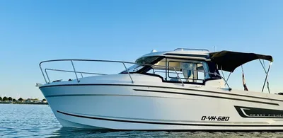 motorboot op kalm water bij helder weer