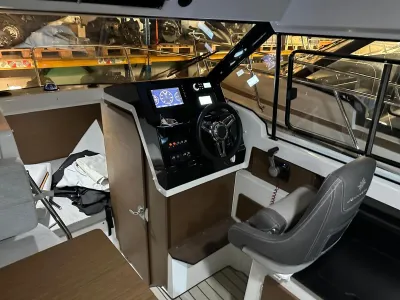 stuurhut interieur met stoel en dashboard