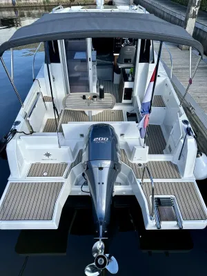 achterzijde van boot met buitenboordmotor en kuip