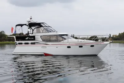 wit motorjacht op rustig water