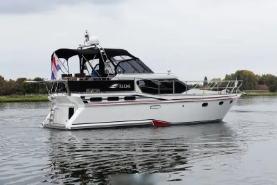 motorjacht op rivier met landschap op achtergrond