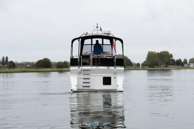 achteraanzicht van motorjacht op water