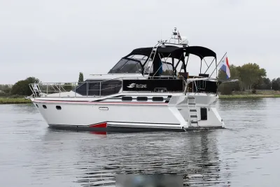 wit motorjacht op rustig water