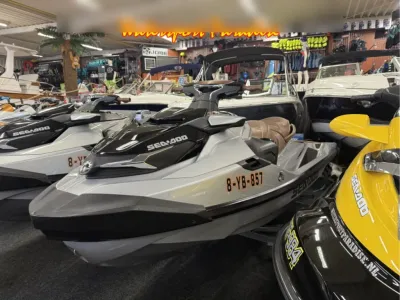 tweezits jetski in binnenshowroom met andere boten
