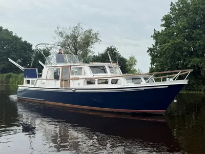 motorjacht op rustig water bij bomen