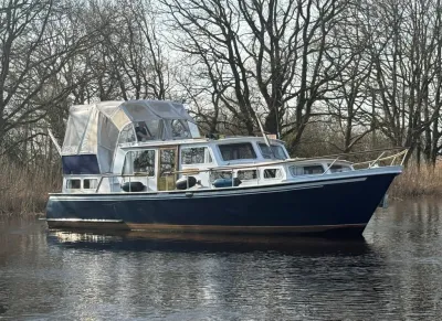 motorjacht op rustig water met bomen
