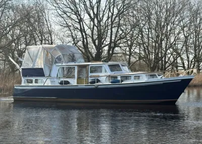 motorjacht op water bij bomen