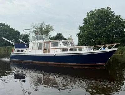 witte en blauwe motorboot op het water