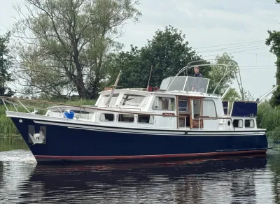 motorjacht op rustig water