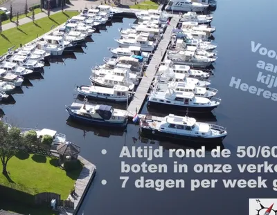 luchtfoto van jachthaven met boten
