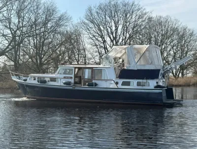 motorjacht op rustig water met bomen