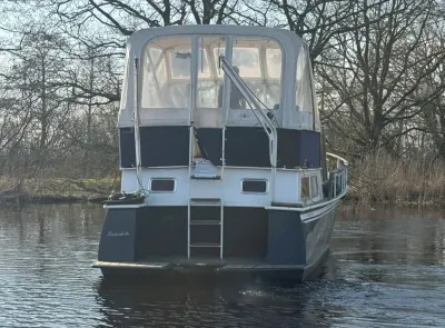 achteraanzicht van motorjacht op water