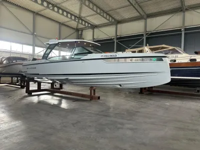 witte sportboot in binnenhal