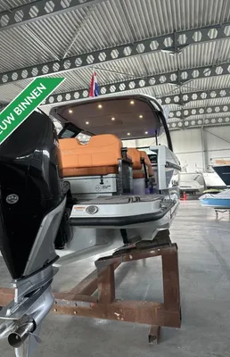 sportboot in binnenloods, achterzijde en cockpit