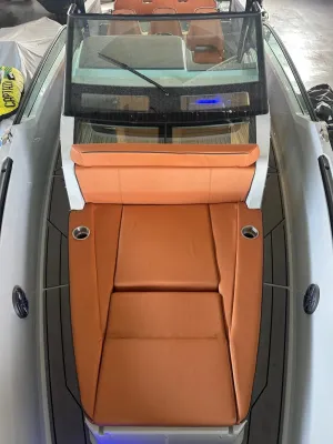 Bovenaanzicht van voordek met oranje zitkussens