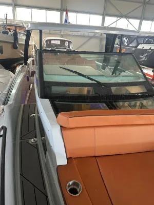 voorkant van motorboot met oranje zitbank
