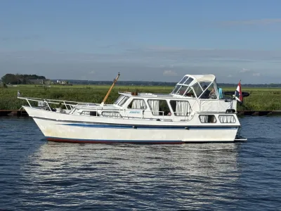 witte motorkruiser op binnenwater