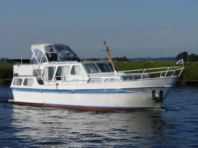 wit motorkruiser op rustig water