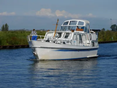 motorkruiser op water met persoon op boeg