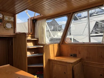 interieur houten stuurhut met trap