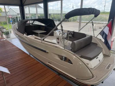 boot in showroom met bimini en zitbanken