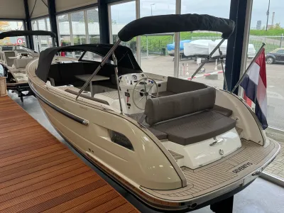 motorboot in binnenshowroom met zitbank