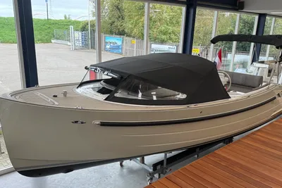 sloep met zwarte kap in showroom