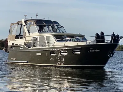 motorjacht op rustig water