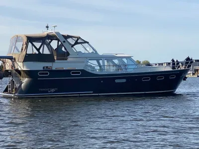 Zijaanzicht van een motorjacht op het water