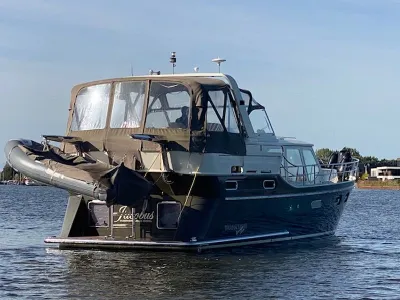 motorjacht op kalm water