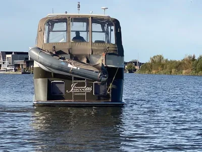 Achterzijde van motorjacht op het water