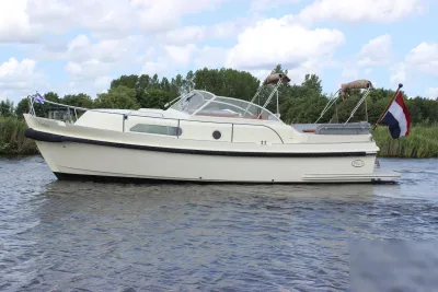 motorjacht in het water met bomen op de achtergrond