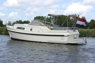 witte motorboot met kuip op open water