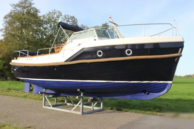 motorboot op bok in grasland